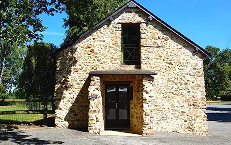 Photo du domaine le Petit Bigon proposant sa salle en location pour tous évènements en Mayenne à proximité de l'Ille et Vilaine