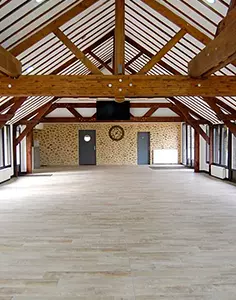 Photo du domaine le Petit Bigon proposant sa salle en location pour tous évènements en Mayenne à proximité de l'Ille et Vilaine
